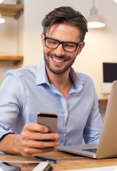 Hombre sonriente usando la aplicación móvil